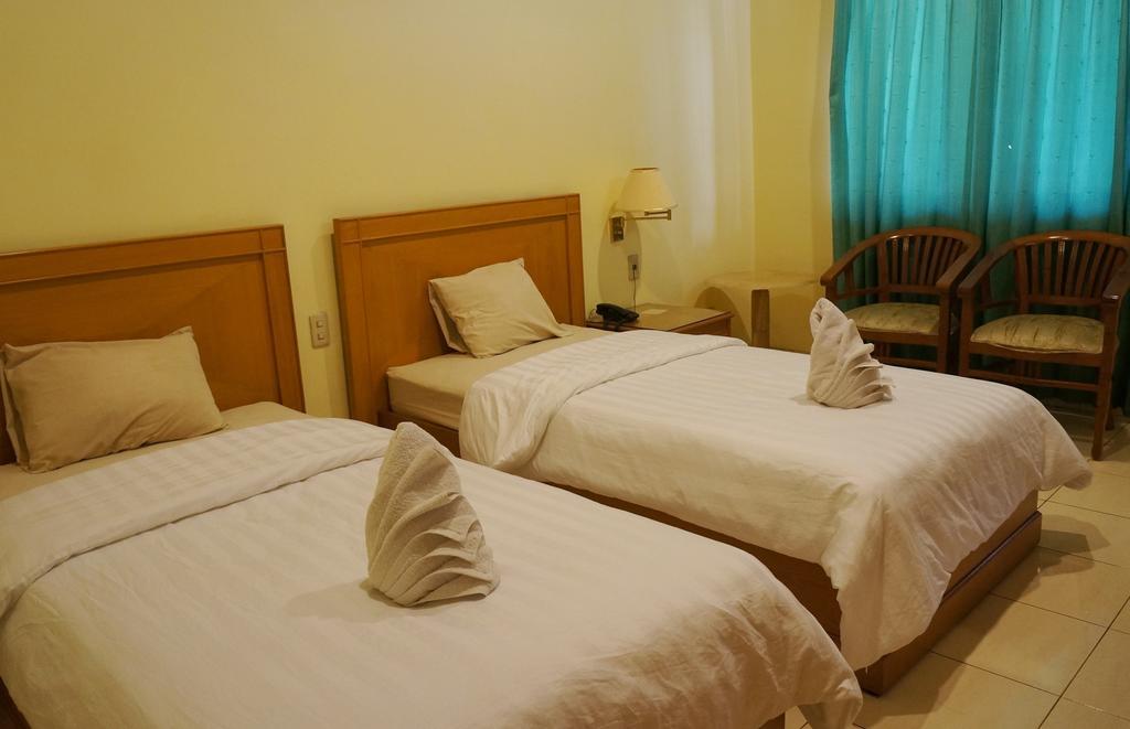 Adisurya Hotel Kediri  Zimmer foto